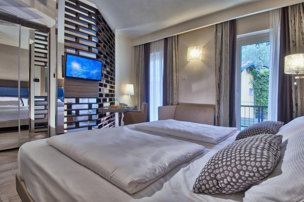 Hotel Galvani Torri Del Benaco Eksteriør billede
